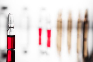 Tıbbi laboratuvar şeffaf bir ilaç ile ampul grubu