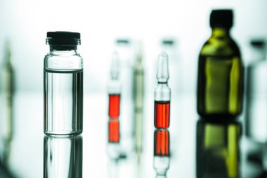 Tıbbi laboratuvar şeffaf bir ilaç ile ampul grubu