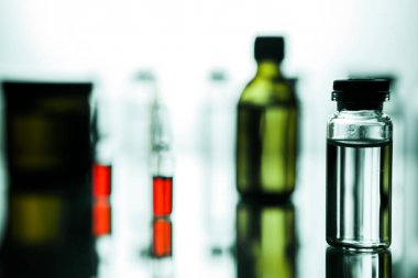 Tıbbi laboratuvar şeffaf bir ilaç ile ampul grubu