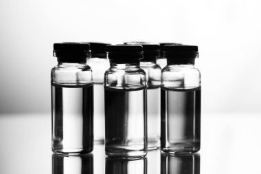 Tıbbi laboratuvar şeffaf bir ilaç ile ampul grubu