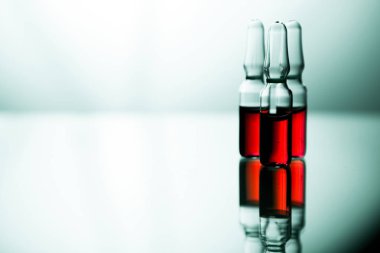 Tıbbi laboratuvar şeffaf bir ilaç ile ampul grubu