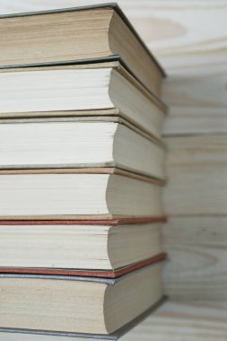 eski kitaplar birbiri üstüne yığılmış yığını.