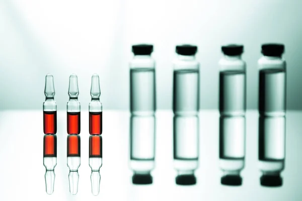 Grupp av ampuller med en transparent medicin i medicinska laboratorier — Stockfoto