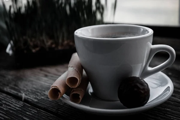 Taza blanca de café con galletas . —  Fotos de Stock