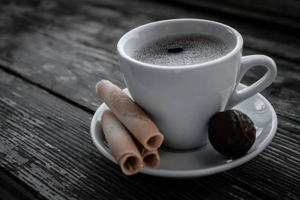 Λευκό φλιτζάνι καφέ με μπισκότα. — Φωτογραφία Αρχείου