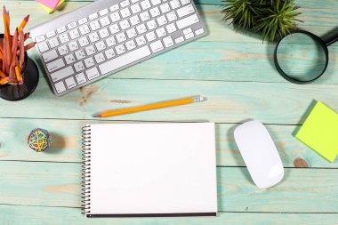 Modern yeşil ahşap ofis büro dizüstü bilgisayar ile