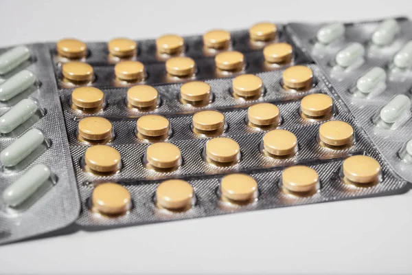 Arzneimittel und Pillen in Packungen — Stockfoto