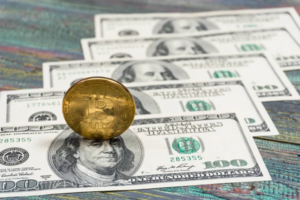 Bitcoin moneda de oro Nuevo dinero virtual y fondo dólar — Foto de Stock