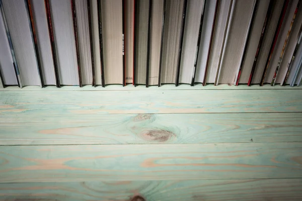 Montón de varios libros sobre fondo de madera — Foto de Stock