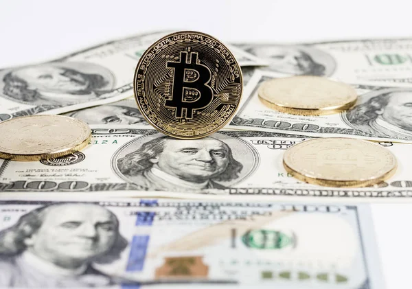 Bitcoin d'oro su di noi dollari da vicino. — Foto Stock