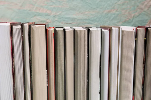 Montón de varios libros sobre fondo de madera —  Fotos de Stock