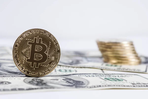 Bitcoin d'oro su di noi dollari da vicino. — Foto Stock