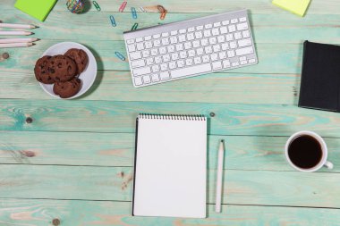 Ofis tablo Masası ile renkli malzeme koymak