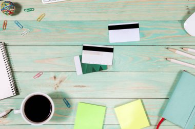 Dizüstü bilgisayar ile ofis resepsiyon masası. Online alışveriş kavramı.