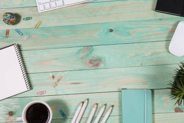 Ofis tablo Masası ile renkli malzeme koymak