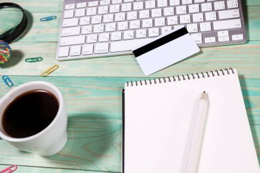 Dizüstü bilgisayar ile ofis resepsiyon masası. Online alışveriş kavramı.