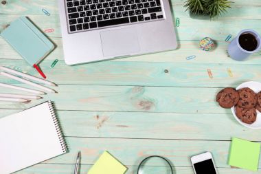 Ofis tablo Masası ile renkli malzeme koymak