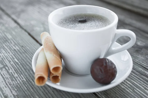 Taza blanca de café con galletas . —  Fotos de Stock