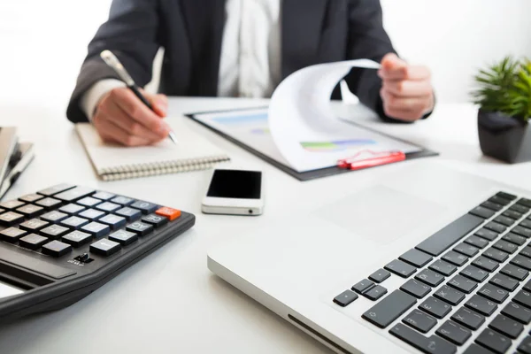 Close-up zicht van boekhouder of financieel inspecteur handen maken rapport, berekening of controle van de balans. — Stockfoto