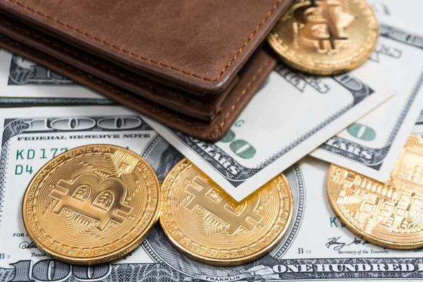 Bitcoin moneda de oro Nuevo dinero virtual y fondo dólar — Foto de Stock