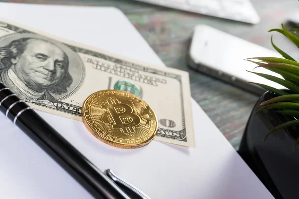 Bitcoin goldene Münze neues virtuelles Geld und Dollar Hintergrund — Stockfoto