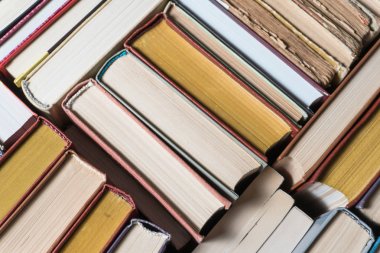 Bir kitapçı veya kitaplıkta çok sayıda kitap