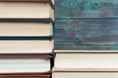 Bir kitapçı veya kitaplıkta çok sayıda kitap