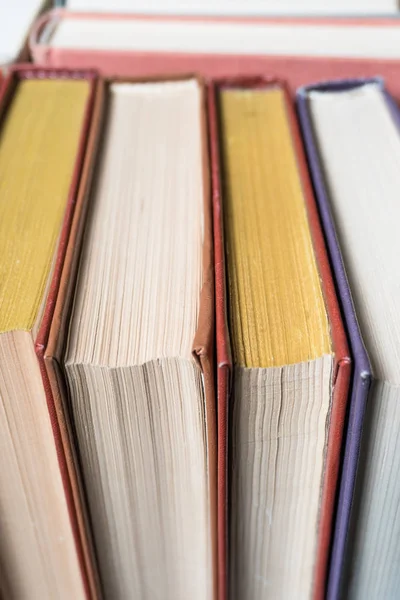 Muchos libros en una librería o biblioteca —  Fotos de Stock