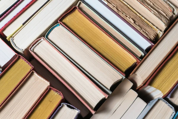 Muchos libros en una librería o biblioteca —  Fotos de Stock