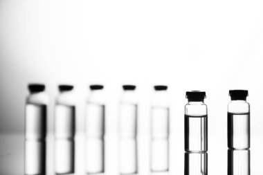 Tıbbi laboratuvar şeffaf bir ilaç ile ampul grubu