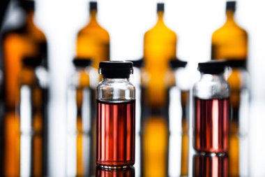 Tıbbi laboratuvar şeffaf bir ilaç ile ampul grubu