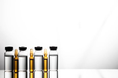 Tıbbi laboratuvar şeffaf bir ilaç ile ampul grubu