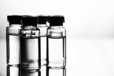 Tıbbi laboratuvar şeffaf bir ilaç ile ampul grubu