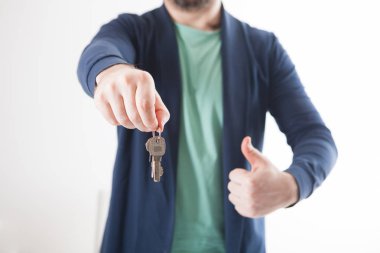 Evin anahtarı elinde.