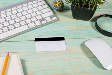 Üstten Görünüm ofis masaları ve ahşap arka plan boş kredi kartı.