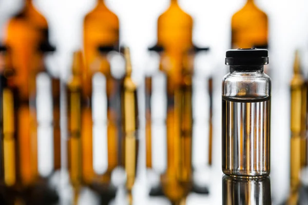 Groupe d'ampoules avec un médicament transparent en laboratoire médical — Photo