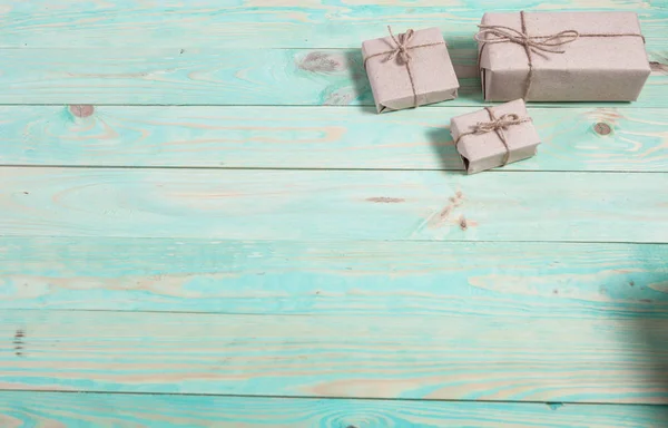 Cajas de regalo envueltas papel kraft atado con cordel y copo de nieve de papel y atado con cordel . — Foto de Stock