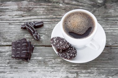 Beyaz fincan kahve ile bisküvi.