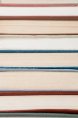 Bir kitapçı veya kitaplıkta çok sayıda kitap