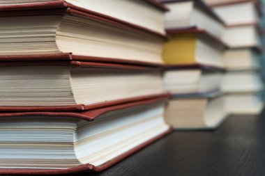 Bir kitapçı veya kitaplıkta çok sayıda kitap