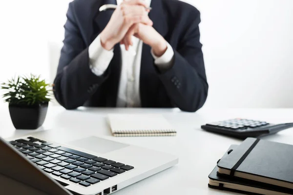 Close-up zicht van boekhouder of financieel inspecteur handen maken rapport, berekening of controle van de balans. — Stockfoto