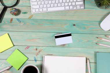 Dizüstü bilgisayar ile ofis resepsiyon masası. Online alışveriş kavramı.