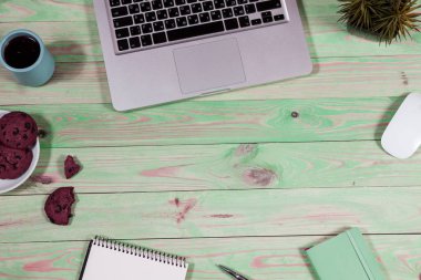 Ofis tablo Masası ile renkli malzeme koymak