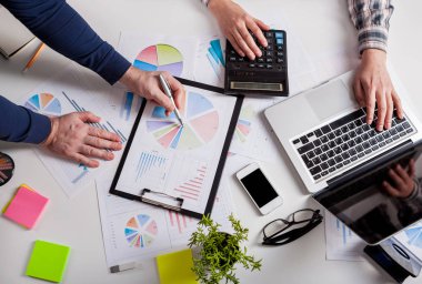 Hisse senedi grafiği ve parmak işaret