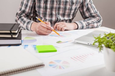 Hisse senedi grafiği ve parmak işaret