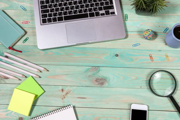 Ofis tablo Masası ile renkli malzeme koymak