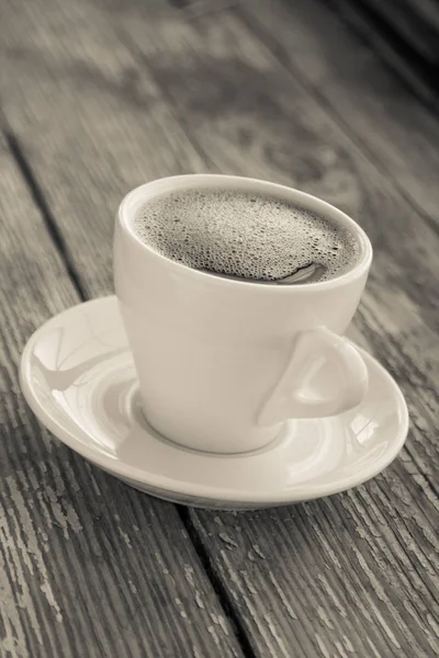 Beyaz fincan kahve doğal eski ahşap arka plan üzerinde. — Stok fotoğraf