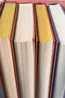 Bir kitapçı veya kitaplıkta çok sayıda kitap