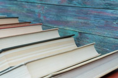 Bir kitapçı veya kitaplıkta çok sayıda kitap