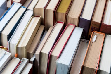 Bir kitapçı veya kitaplıkta çok sayıda kitap